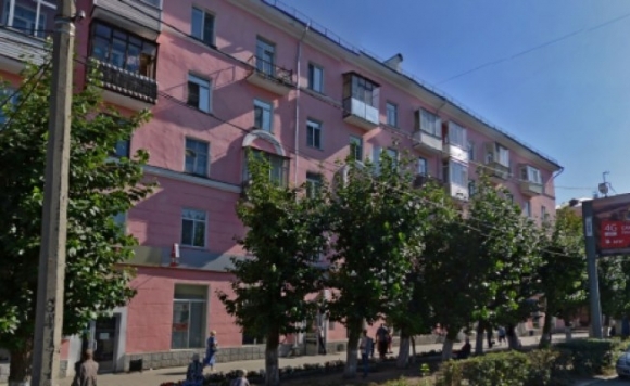 Управляющей компании выдали предписание из-за обрушения фасада на мужчину в Барнауле