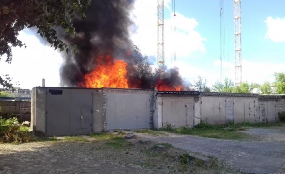 В Барнауле горят гаражи на Профинтерна 49