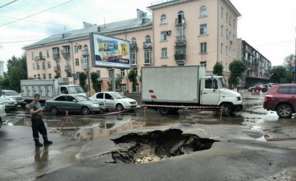 В Барнауле на Калинина снова бил фонтан из-под асфальта
