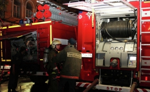 Два десятка пожарных тушили надворные постройки в Барнауле