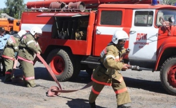 Вспыхнувший автомобиль в Барнауле тушили девять пожарных