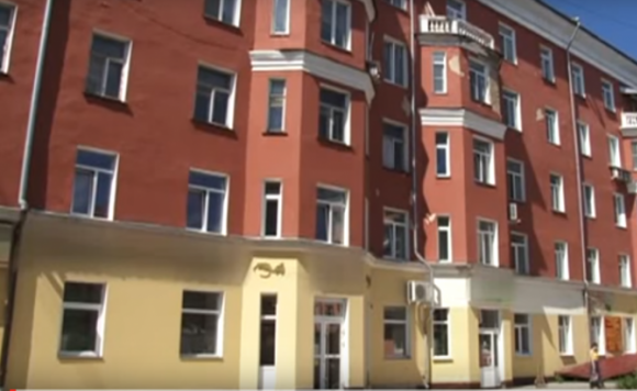 Штукатурка продолжает падать с фасадов домов в Барнауле