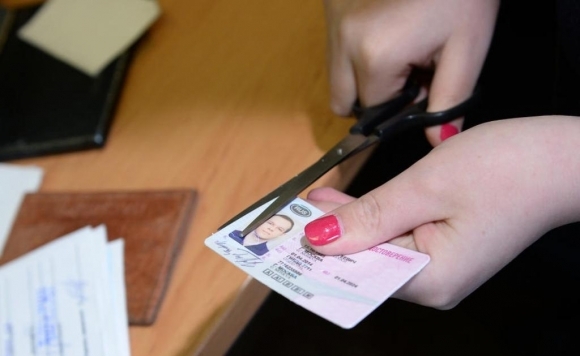 В Москве ГИБДД аннулировала почти две сотни выданных водительских прав