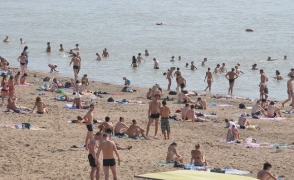 Власти разрешили барнаульцам купаться на городском пляже