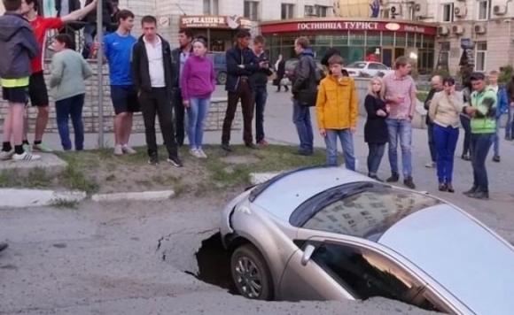 Эксперты рассказали, почему в Барнауле проваливается асфальт