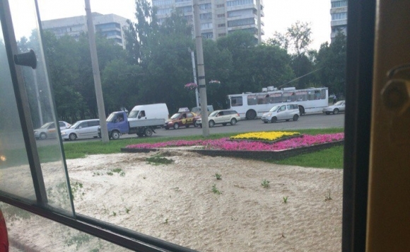 На пересечении улиц Малахова и Юрина из клумбы бьет фонтан