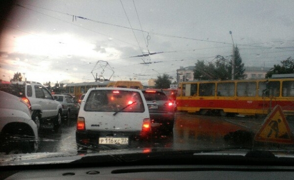 После ливня в выходной день в Барнауле случился транспортный коллапс