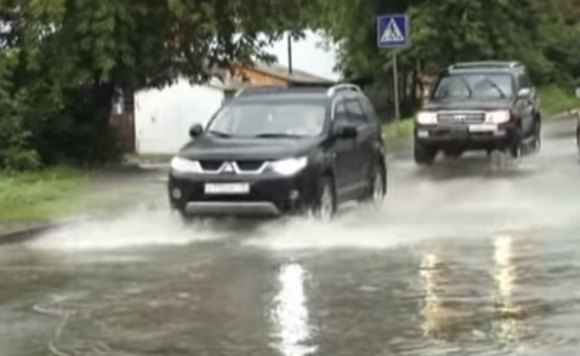 Ливневая канализация в очередной раз не справилась с продолжительными осадками в Барнауле