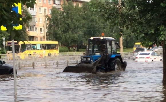 На улице Островского из-за потопа водители разворачиваются и едут по встречке