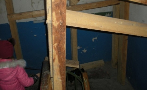 Жители аварийного дома в Барнауле опасаются обрушения