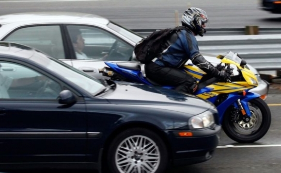 ГИБДД необходимо четко прописать запрет на движение мотоциклистов между рядами