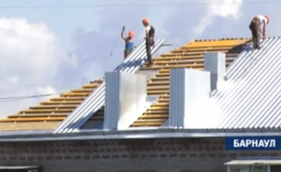 В Барнауле завершают самую публичную реконструкция крыши дома