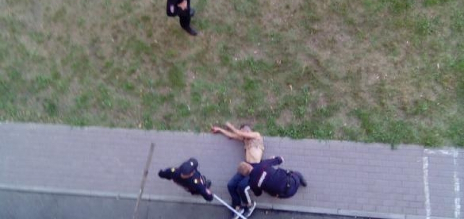В Барнауле мужчина  выпал из окна 4-го этажа