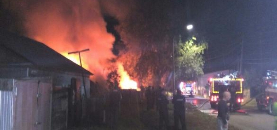 Крупный пожар произошел сегодня ночью в Барнауле