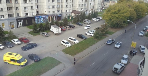 В Барнауле  неизвестный стреляет из окна