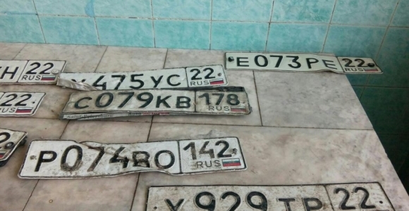 В лужах на Мало-Тобольской найдены десятки автомобильных номеров
