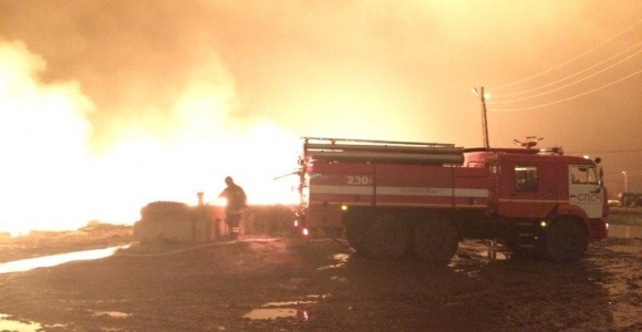В Алтайском крае случился крупный пожар на складе шпал
