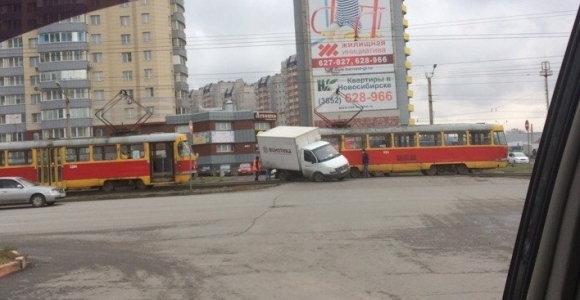 На Малахова трамвай протаранил грузовую газель