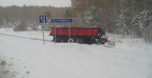 На трассе Р-256 с дороги слетел тонар