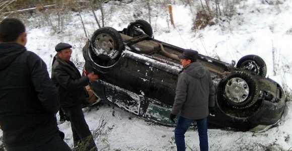 На Гоньбинском тракте перевернулся автомобиль