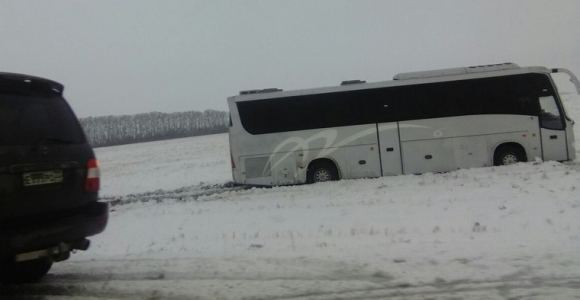 Автобус съехал в кювет на трассе перед  Алейском