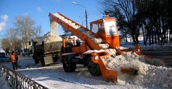 За ночь с дорог Барнаула вывезено еще свыше четырех тысяч тонн снега