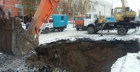 Как устраняют коммунальную аварию в центре Барнаула