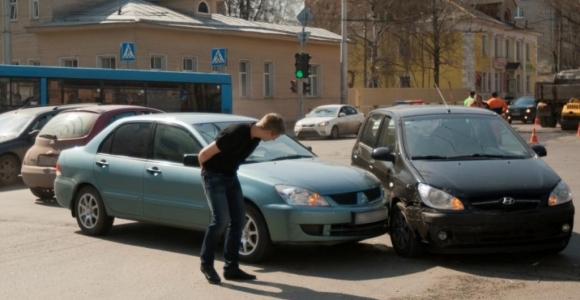 Автомобили в России предложили оборудовать кнопкой для оформления ДТП