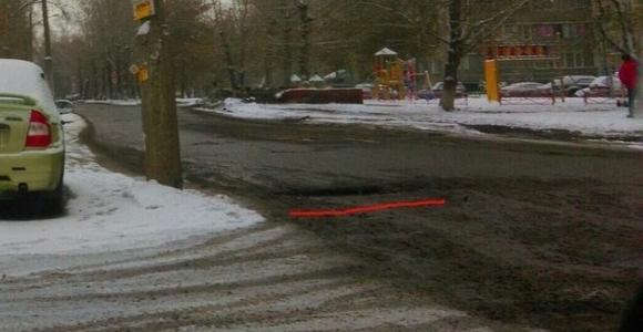 Барнаульцы предупреждают о глубокой яме на улице Горно-Алтайской