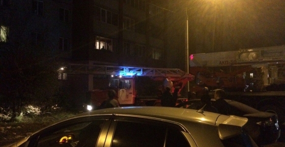 В Барнауле горит квартира в многоэтажном доме