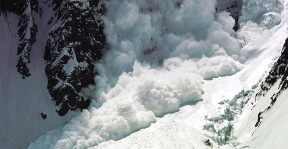 Снегопад и снежная лавина оставила без света несколько районов в Горах Алтая