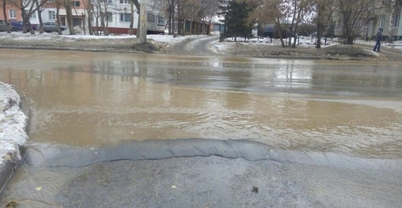 В Барнауле устранили повреждение на водопроводе по улице Юрина