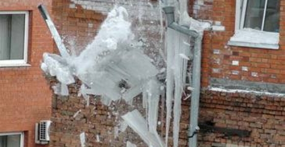 В Кузбассе упавшая с крыши глыба льда убила женщину