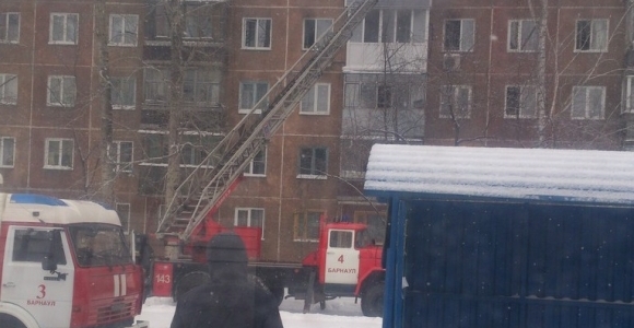 Пожар случился в многоэтажном доме на Антона Петрова