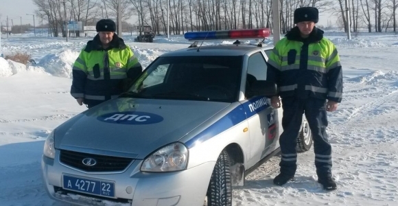 Сотрудники ГИБДД на алтайской трассе спасли замерзшего водителя