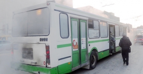 Машины не заводятся, автобусы не приходят: морозы пришли в Барнаул