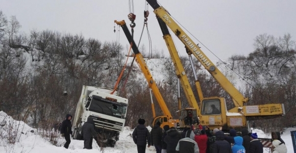 Подписчики Barnaul 22 помогли водителю перевернувшейся фуры