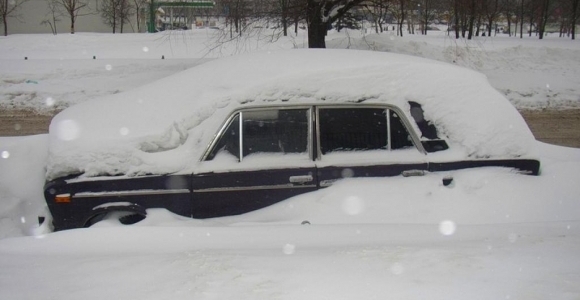 Брошенные авто мешают очистке барнаульских дворов от снега