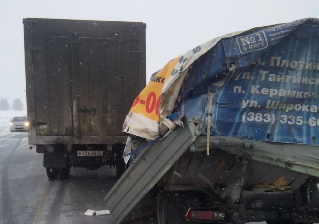 Три грузовика столкнулись на трассе Барнаул - Новосибирск