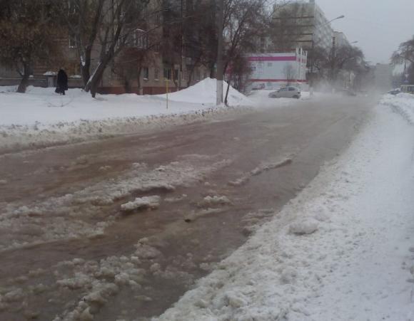 Очередная зимняя река на улицах Барнаула