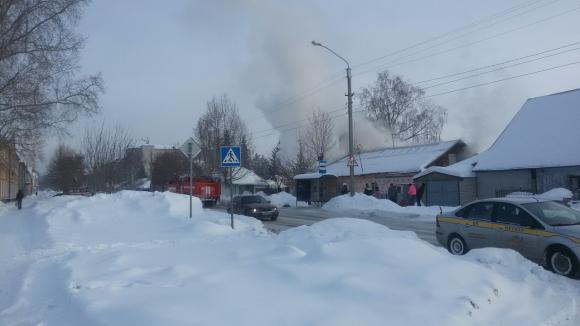 В Барнауле загорелся частный дом