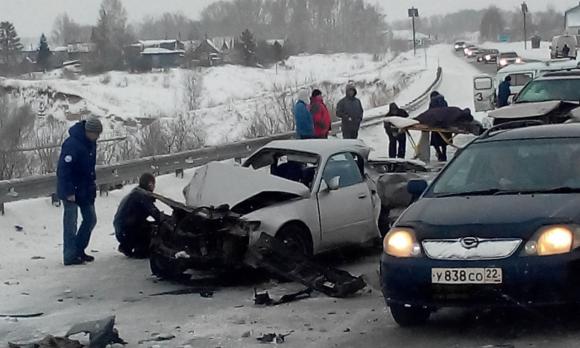 Серьёзная авария на Змеиногорском тракте произошла 31 декабря