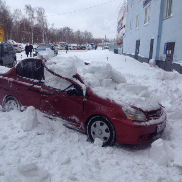 Что делать, если на ваш автомобиль упала снежная глыба?