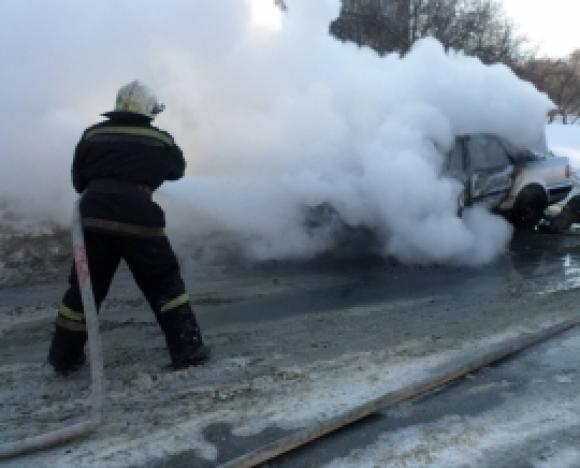 В Ленинском районе Барнаула сегодня днём загорелся автомобиль
