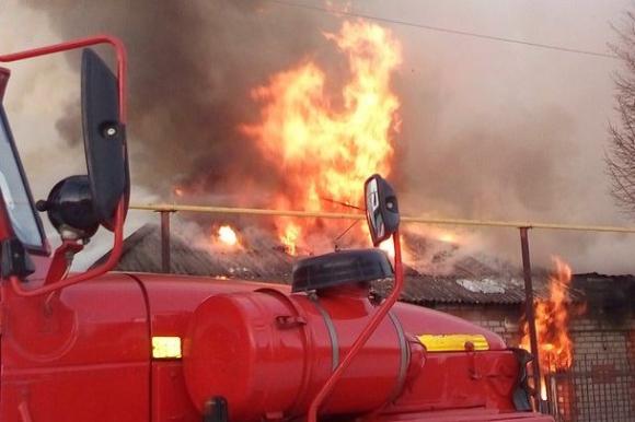 В частном секторе Барнаула произошел масштабный пожар