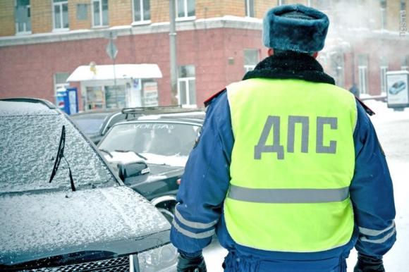 В Барнауле сотрудники ГИБДД поздравили водителей с Днем защитника Отечества