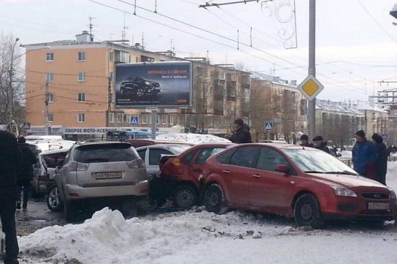 В Барнауле на центральной улице произошла массовая авария