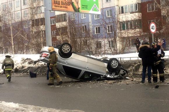 В Барнауле на скользкой дороге перевернулась легковушка
