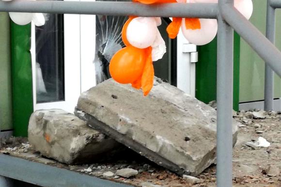 В Рубцовске на женщину упал бетонный карниз весом 300 кг