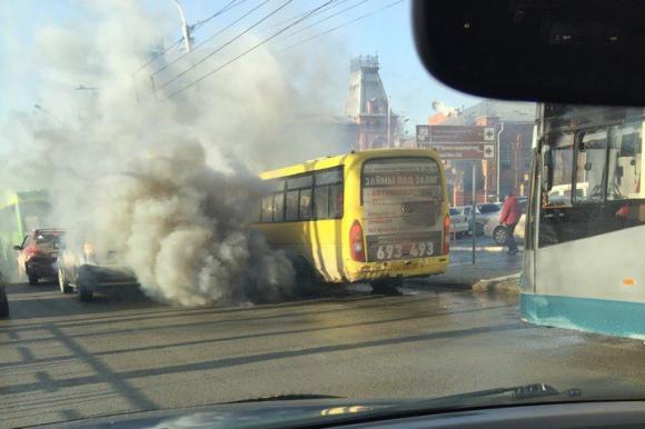 На проспекте Ленина горит автобус